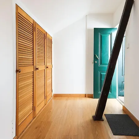 Sunny Attic Loft By Homing Apartment